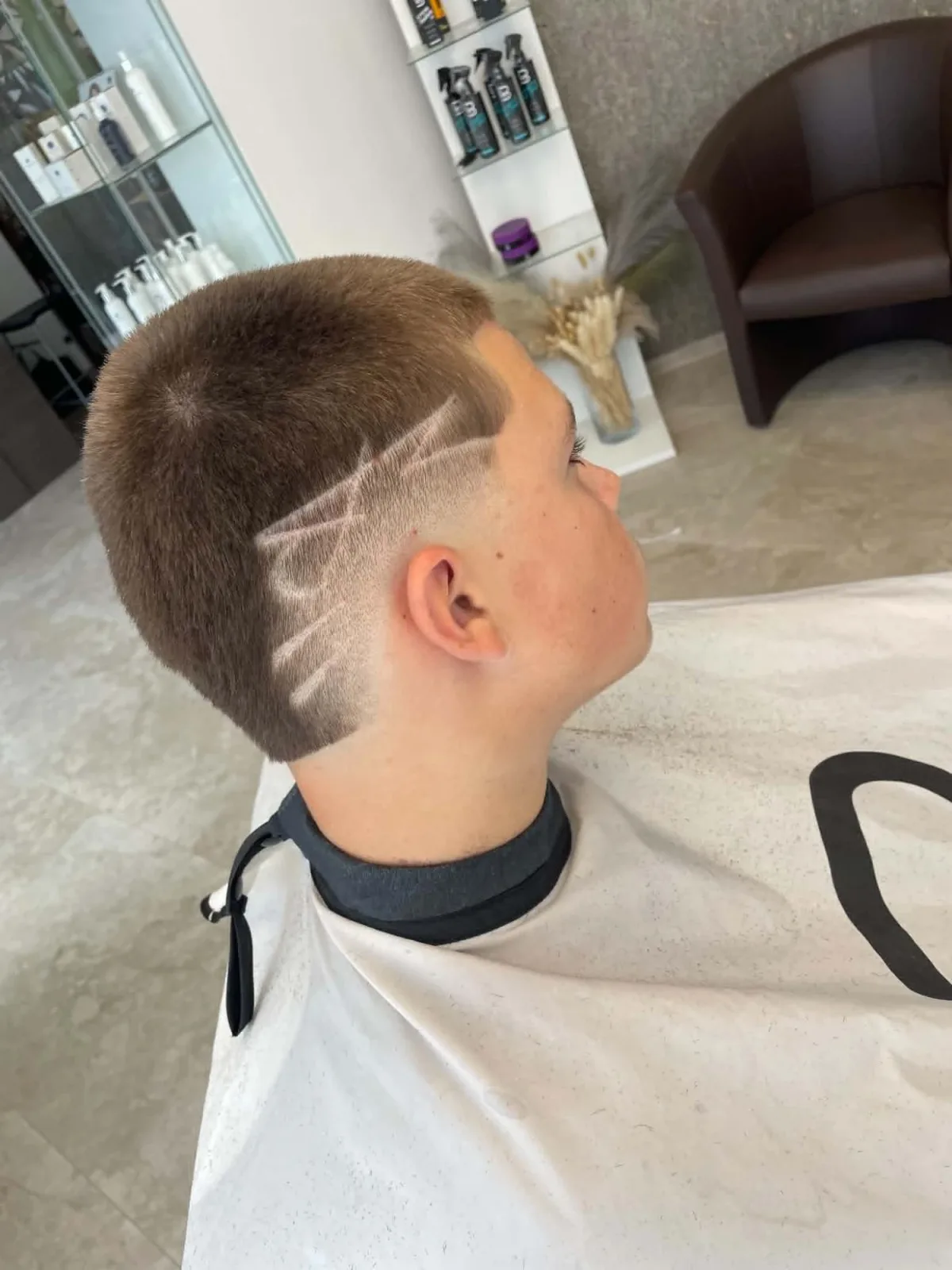 Buzz cut + minta – Mid fade, borotvált design