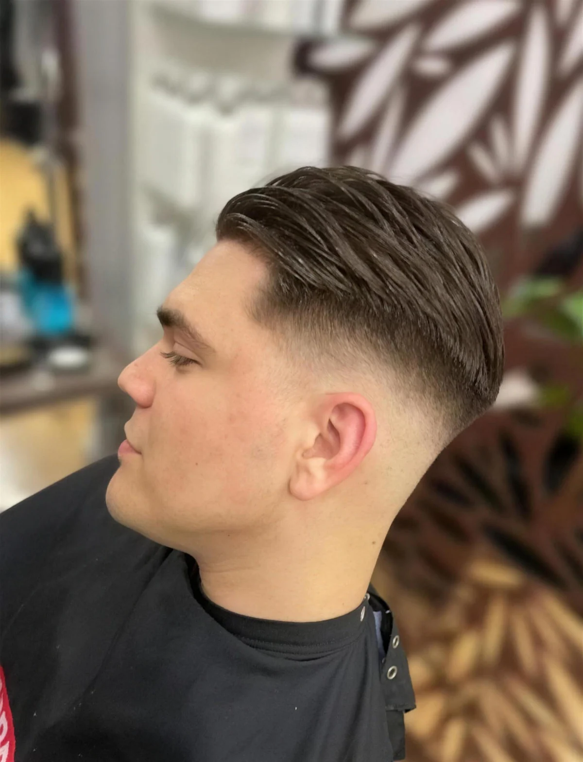 Slick back – Hátrafésült tető, skin fade